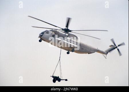 United States Marine Corps, CH-53D Sea Stallion delivers artillery Stock Photo