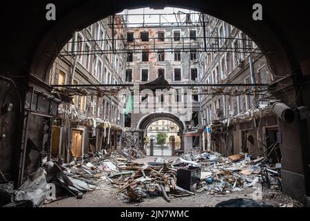 The wreckage of the building and damaged household items in the courtyard. Destroyed building in historical downtown in Kharkiv, Ukraine. 1st Aug, 2022. (Photo by Mykhaylo Palinchak/SOPA Images/Sipa USA) Credit: Sipa USA/Alamy Live News Stock Photo