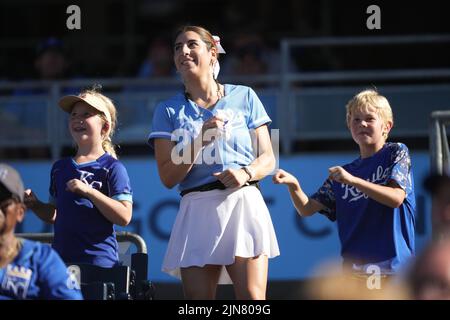 Kansas City, USA. AUG 09, 2022: Celebrating the win at Kauffman Stadium Kansas City, Missouri. The Royals beat the White Sox 4-2 Jon Robichaud/CSM. Credit: Cal Sport Media/Alamy Live News Stock Photo