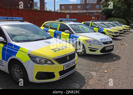 Cheshire Constabulary, cars at Warrington Police Station, 101 Arpley St, Warrington, Cheshire, England, UK,  WA1 1LQ Stock Photo