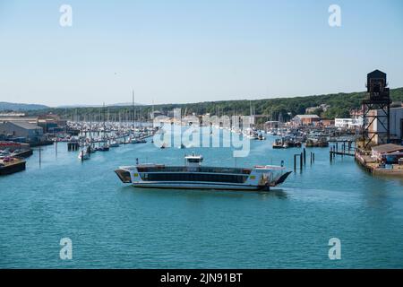 General view of the chain ferry crossing the River Medina linking west and east Cowes on the Isle of Wight. Stock Photo