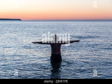 Myrtleville, Cork, Ireland. 10th August, 2022. Before the day begins to warm up, swimmer Tommie Stuart from Whites Cross prepares to take the plunge in the cool waters at Myrtleville Beach, Co. Cork, Ireland.  - Credit; David Creedon / Alamy Live News Stock Photo