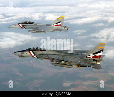 VIRGINIA, USA - 31 May 2003 -  F-14D Tomcats assigned to the 'Bounty Hunters' of Fighter Squadron Two (VF-2), heads back to its home base, Naval Air S Stock Photo