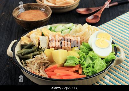 Gado Gado Siram Jakarta, Indonesian Traditional Food Mix Vegetable Salad Served with Peanut Sauce Stock Photo