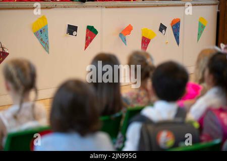 First graders listen to words of welcome, in the background school doors made of paper on a wall, Dorothee FELLER, CDU, Minister for Schools and Education of the State of North Rhine-Westphalia, presents the campaign "Brake yourself! School has started, before, Ratingen on 08/10/2022 ©SVEN SIMON Fotoagentur GmbH & Co. Pressefoto KG # Prinzess-Luise-Str. 41 # 45479 M uelheim / R uhr # Tel. 0208/9413250 # Fax. 0208/9413260 # GLS Bank # BLZ 430 609 67 # Account 4030 025 100 # IBAN DE75 4306 0967 4030 0251 00 # BIC GENODEM1GLS # www.svensimon.net. Stock Photo
