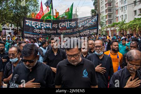 Bangladesh. 09th Aug, 2022. Bangladeshi Shia Muslims march and carry the flags and Tazia during a Muharram procession on the main road in Dhaka, Bangladesh on Aug. 9, 2022. Muharram is respected and observed by Shia Muslims as the month in which Hussein ibn Ali was martyred, the grandson of Muhammad and son of Ali, in the Battle of Karbala. (Photo by Md. Noor Hossain/Pacific Press/Sipa USA) Credit: Sipa USA/Alamy Live News Stock Photo