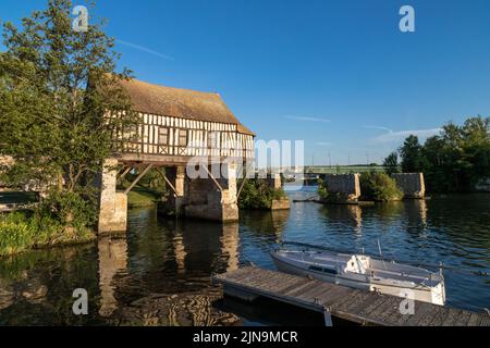 France, Eure, Vernon,  Le Vieux Moulin, old water mill on the old bridge that crossed the Seine River // France, Eure (27), Vernon, le Vieux Moulin su Stock Photo