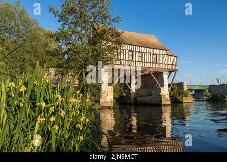 France, Eure, Vernon,  Le Vieux Moulin, old water mill on the old bridge that crossed the Seine River // France, Eure (27), Vernon, le Vieux Moulin su Stock Photo