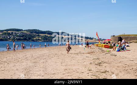 Dundee, Tayside, Scotland, UK. 10th Aug, 2022. UK Weather: The August heatwave continues in North East Scotland, with highs of 24°C. Morning beach-goers flock to Dundee's Broughty Ferry beach to soak up the warm glorious sunshine and sunbathe on the beach. Credit: Dundee Photographics/Alamy Live News Stock Photo