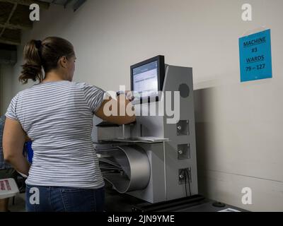 Milwaukee, Wisconsin, USA. 9th Aug, 2022. An election official programs the vote tabulator. The vote count will not be available until after the polls close. (Credit Image: © Sue Dorfman/ZUMA Press Wire) Stock Photo