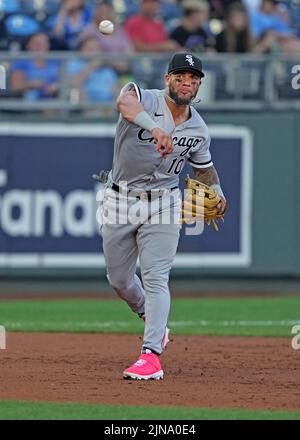 https://l450v.alamy.com/450v/2jna0e4/aug-09-2022-chicago-white-sox-third-baseman-yoan-moncada-10-makes-a-play-across-the-diamond-at-kauffman-stadium-kansas-city-missouri-the-white-sox-beat-the-kansas-city-royals-3-2-in-game-two-of-a-double-header-jon-robichaudcsm-2jna0e4.jpg