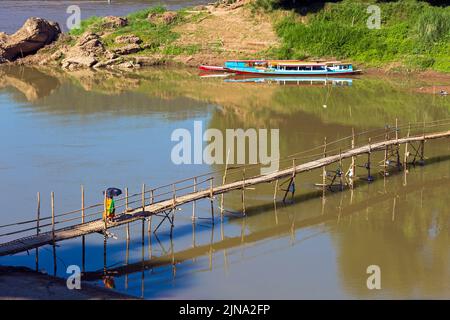 Bamboo footbridge across Nam Khan river, Luang Prabang, Laos Stock Photo