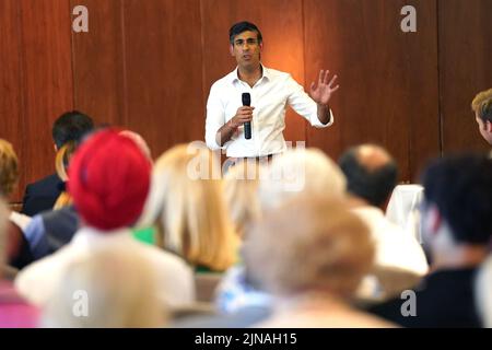 Rishi Sunak talking to a group of people during a visit to St John's Wood Synagogue, north London, as part of the campaign to be leader of the Conservative Party and the next prime minister. Picture date: Wednesday August 10, 2022. Stock Photo