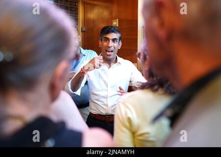 Rishi Sunak talking to a group of people during a visit to St John's Wood Synagogue, north London, as part of the campaign to be leader of the Conservative Party and the next prime minister. Picture date: Wednesday August 10, 2022. Stock Photo