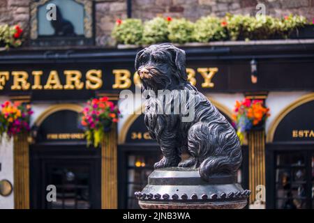 Greyfriars Bobby statue in front of eponymous pub in Edinburgh, Scotland Stock Photo