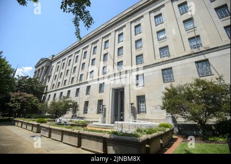 Washington, United States. 10th Aug, 2022. The Justice Department building in Washington, DC on Wednesday, August 10, 2022. The FBI executed a search warrant on August 9, 2022 of former President Donald Trump's Mar-a-Lago home in Palm Beach, Florida purportedly looking for classified documents that may have been taken from the White House when Trump left office in 2021. Photo by Bonnie Cash/UPI Credit: UPI/Alamy Live News Stock Photo