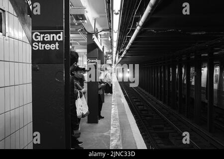 NYC Street Photography on Fujifilm XT4 35mm Lens