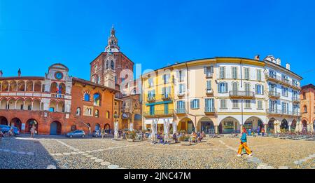 PAVIA, ITALY - APRIL 9, 2022: Panoramic view on medieval buildings of Piazza della Vittorio with high dome of Cathedral on background, on April 9 in P Stock Photo