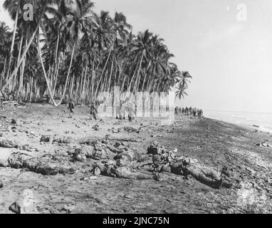 Dead Japanese soldiers on the sandbar at the mouth of Alligator Creek, Guadalcanal after the Battle of the Tenaru Stock Photo