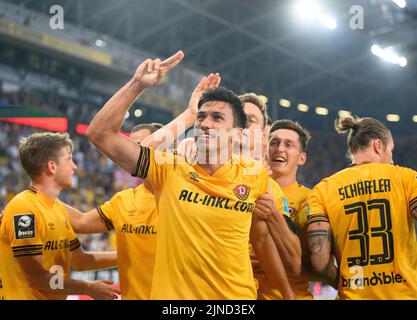 Dresden, Germany. 15th Nov, 2020. Football: 3rd division, SG Dynamo Dresden  - TSV 1860 Munich, 10th matchday, at the Rudolf-Harbig-Stadium Dynamos  Yannick Stark (3rd from left) cheers after his goal for 1:1