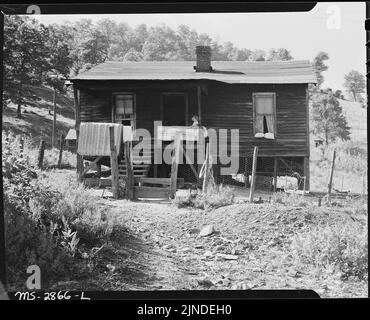 The Blaine Sergent family's house. P V & K Coal Company, Clover Gap Mine, Lejunior, Harlan County, Kentucky. Stock Photo