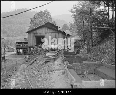 The cars, repair shop and tipple below. P V & Coal Company, Clover Gap Mine, Lejunior, Harlan County, Kentucky. Stock Photo