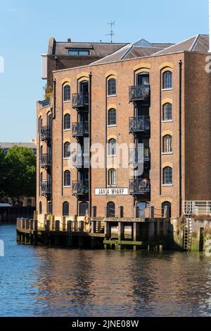 Java Wharf in Shad Thames, London, UK. Converted warehouse properties on the River Neckinger as it meets the River Thames. Luxury apartments Stock Photo