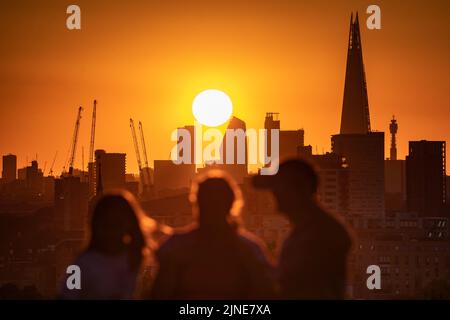 London, UK. 10th August, 2022. UK Weather: Dramatic setting sun seen from top of Greenwich Park. The extreme summer heat and drought continues with Britain braced for another heatwave predicted to last longer than July’s record-breaking hot spell, with highs of up to 35C expected over this week. Credit: Guy Corbishley/Alamy Live News Stock Photo