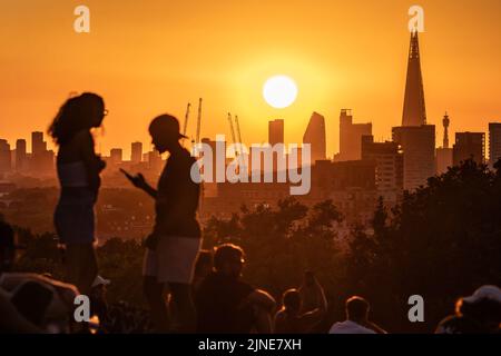 London, UK. 10th August, 2022. UK Weather: Dramatic setting sun seen from top of Greenwich Park. The extreme summer heat and drought continues with Britain braced for another heatwave predicted to last longer than July’s record-breaking hot spell, with highs of up to 35C expected over this week. Credit: Guy Corbishley/Alamy Live News Stock Photo