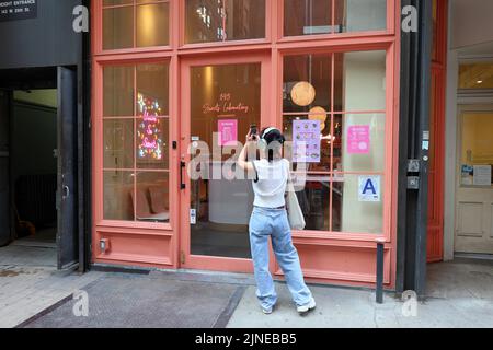 Sweets Laboratory by Hanamizuki, 143 W 29th St, New York, NYC storefront photo of a Japanese dessert bar in Manhattan's Chelsea neighborhood. Stock Photo