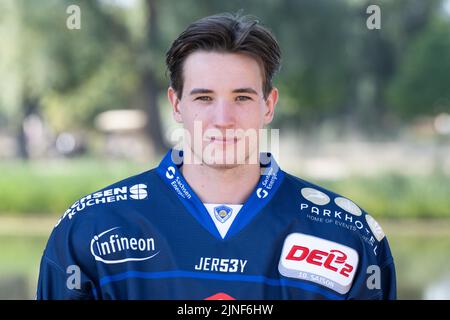 Moritzburg, Germany. 11th Aug, 2022. Team photo session season 2022/2023, Eislöwen Dresden, in front of Moritzburg Castle. Player Adam Kiedewicz. Credit: Sebastian Kahnert/dpa/Alamy Live News Stock Photo