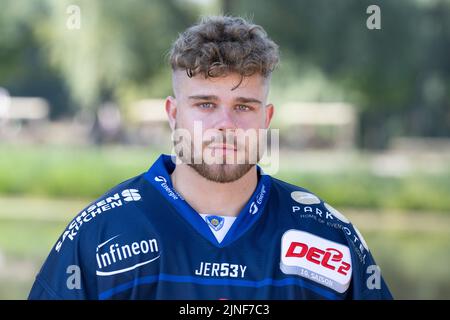 Moritzburg, Germany. 11th Aug, 2022. Team photo session season 2022/2023, Eislöwen Dresden, in front of Moritzburg Castle. Player Jannis Kälble. Credit: Sebastian Kahnert/dpa/Alamy Live News Stock Photo