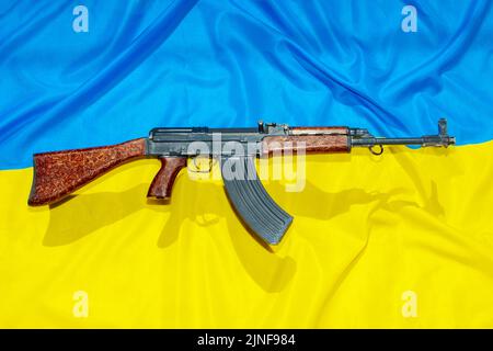 The old assault rifle above the Ukrainian flag symbolizes resistance ...