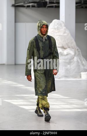 Copenhagen, Denmark - 10 Aug 2022, Copenhagen, Denmark. 10th Aug, 2022. A model walks on the runway during the Copenhagen Fashion Week SS 2023 event in Scandinavia. Copenhagen Fashion Week is the main fashion event in Scandinavia. Copenhagen Fashion Week SS 2023 runs from 9 to 12 August 2022 this summer. The catwalk showcased the Iso. Poetism brand on Copenhagen Fashion Week SS 2023. Credit: SOPA Images Limited/Alamy Live News Stock Photo