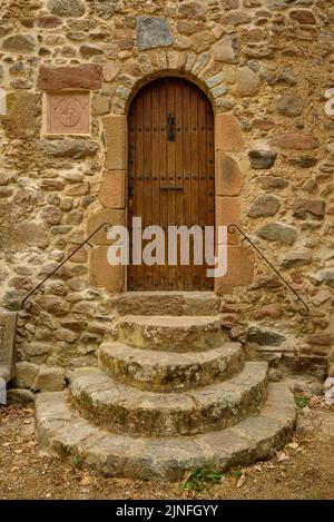 Detail of a portal in the town square of Osor, in Les Guilleries mountains (La Selva, Gerona, Catalonia, Spain)  ESP: Detalle de un portal en Osor Stock Photo