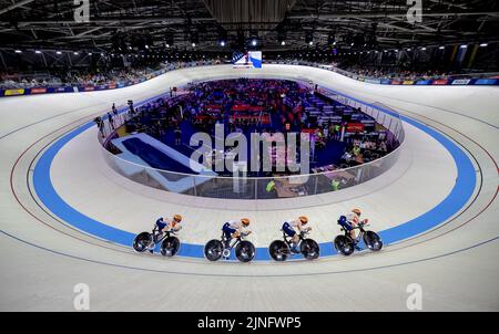 MUNCHEN - Mylene de Zoete, Amber van der Hulst, Daniek Hengeveld, Lonneke Uneken in action during the team pursuit section of track cycling (f) on the first day of the Multi-European Championship. The German city of Munich will host a combined European Championship of various sports in 2022. ANP ROBIN VAN LONKHUIJSEN Stock Photo