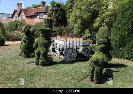 Beaulieu Mad Hatter's Tea Party Topiary 'Thyme for Tea' Beaulieu, Southampton, Hampshire, England, UK, August 2022 Stock Photo
