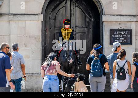 London, UK. 11th Aug, 2022. Kings Troop Royal Horse Artillery mount the guard at Horse Guards watched, as usual by a crowd of tourists - riders and horses stay calm despite the heat. The second short heatwave of the year makes life uncomfortable in Central London. Credit: Guy Bell/Alamy Live News Stock Photo