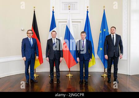 Berlin, Deutschland. 10th Feb, 2022. Consultations between Germany, France, Russia and the Ukraine in the Villa Borsig. (LR): Jens Ploetner, foreign policy advisor to Olaf Scholz, Emmanuel Bonne, diplomatic advisor to Emmanuel Macron, Diwithri Nikolayevich Kosa, Deputy Prime Minister of the Government of the Russian Federation, and Andriy Yermak, Head of the Presidential Administration of the Ukrainian President Volodymyr Zelenskyy. Berlin, February 10, 2022 Credit: dpa/Alamy Live News Stock Photo