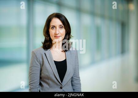 Berlin, Deutschland. 16th Feb, 2022. Aydan Oezoguz (SPD), Vice President of the German Bundestag, poses for a photo. Berlin, February 16, 2022 Credit: dpa/Alamy Live News Stock Photo