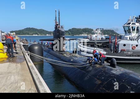 YOKOSUKA, Japan (June 25, 2022) The Los Angeles-class fast-attack submarine USS Chicago (SSN 721), arrives at Fleet Activities Yokosuka for a scheduled port visit, June 25, 2022. Chicago is homeported at Pearl Harbor-Hickam, Hawaii and routinely operates in the U.S. 7th Fleet area of operations, conducting maritime security operations and supporting national security interests. (U.S. Navy photo by Mass Communication Specialist 2nd Class Travis Baley) Stock Photo