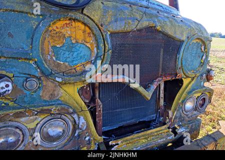 Decaying old Foden truck in Heath Lane, Northwich, Cheshire, England, UK, CW8 4RH Stock Photo