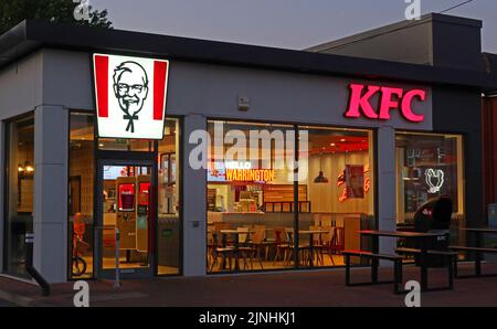 KFC, Kentucky Fried Chicken franchise outlet, Kingsway, latchford, Warrington, Cheshire, England, UK, WA4 1LT Stock Photo