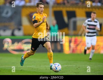 Dresden, Germany. 23rd July, 2022. Soccer: 3rd league, SG Dynamo Dresden - TSV  1860 Munich, Matchday 1, Rudolf Harbig Stadium. Dynamo's Kyu-hyun Park (l)  against Munich's Albion Vrenezi. Credit: Robert Michael/dpa/Alamy Live