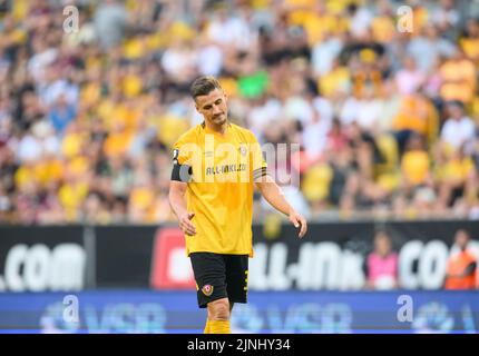 Dresden, Germany. 23rd July, 2022. Soccer: 3rd league, SG Dynamo Dresden - TSV  1860 Munich, Matchday 1, Rudolf Harbig Stadium. Dynamo's Kyu-hyun Park (l)  against Munich's Albion Vrenezi. Credit: Robert Michael/dpa/Alamy Live