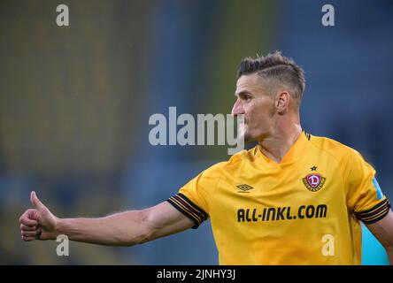 Dresden, Germany. 23rd July, 2022. Soccer: 3rd league, SG Dynamo Dresden - TSV  1860 Munich, Matchday 1, Rudolf Harbig Stadium. Dynamo's Kyu-hyun Park (l)  against Munich's Albion Vrenezi. Credit: Robert Michael/dpa/Alamy Live