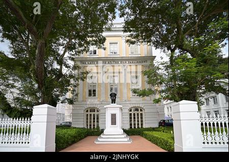 The Old Parliament House- now Arts House, Singapore, with bronze elephant monument commemorating visit of King Chulalongkorn (Rama V) in 1871 Stock Photo