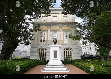 Bronze elephant monument, to commemorate visit of King Chulalongkorn (Rama V) in 1871, at the Old Parliament House- now Arts House, Singapore Stock Photo