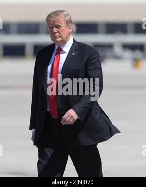 WEST PALM BEACH, FL - MARCH 22: US President Donald Trump waves and greets supporters as he arrives on Air Force One at the Palm Beach International Airport to spend time at Mar-a-Lago resort on March 22, 2019 in West Palm Beach, Florida.  People:  President Donald Trump Credit: hoo-me.com/MediaPunch ***NO NY NEWSPAPERS*** Stock Photo