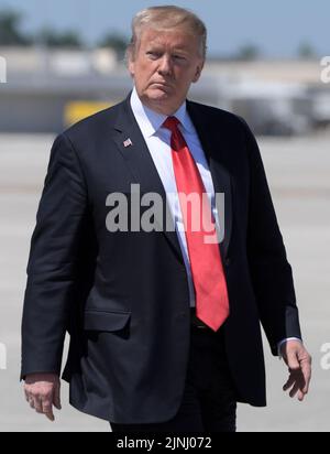 WEST PALM BEACH, FL - MARCH 22: US President Donald Trump waves and greets supporters as he arrives on Air Force One at the Palm Beach International Airport to spend time at Mar-a-Lago resort on March 22, 2019 in West Palm Beach, Florida.  People:  President Donald Trump Credit: hoo-me.com/MediaPunch ***NO NY NEWSPAPERS*** Stock Photo